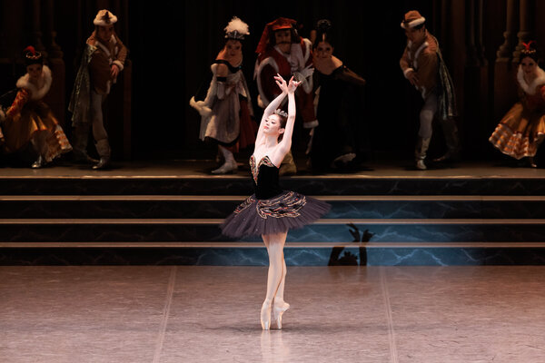 24-0429_swan lake act3_Yumie Sakaki_63194_photo Shoko Matsuhashi.jpg