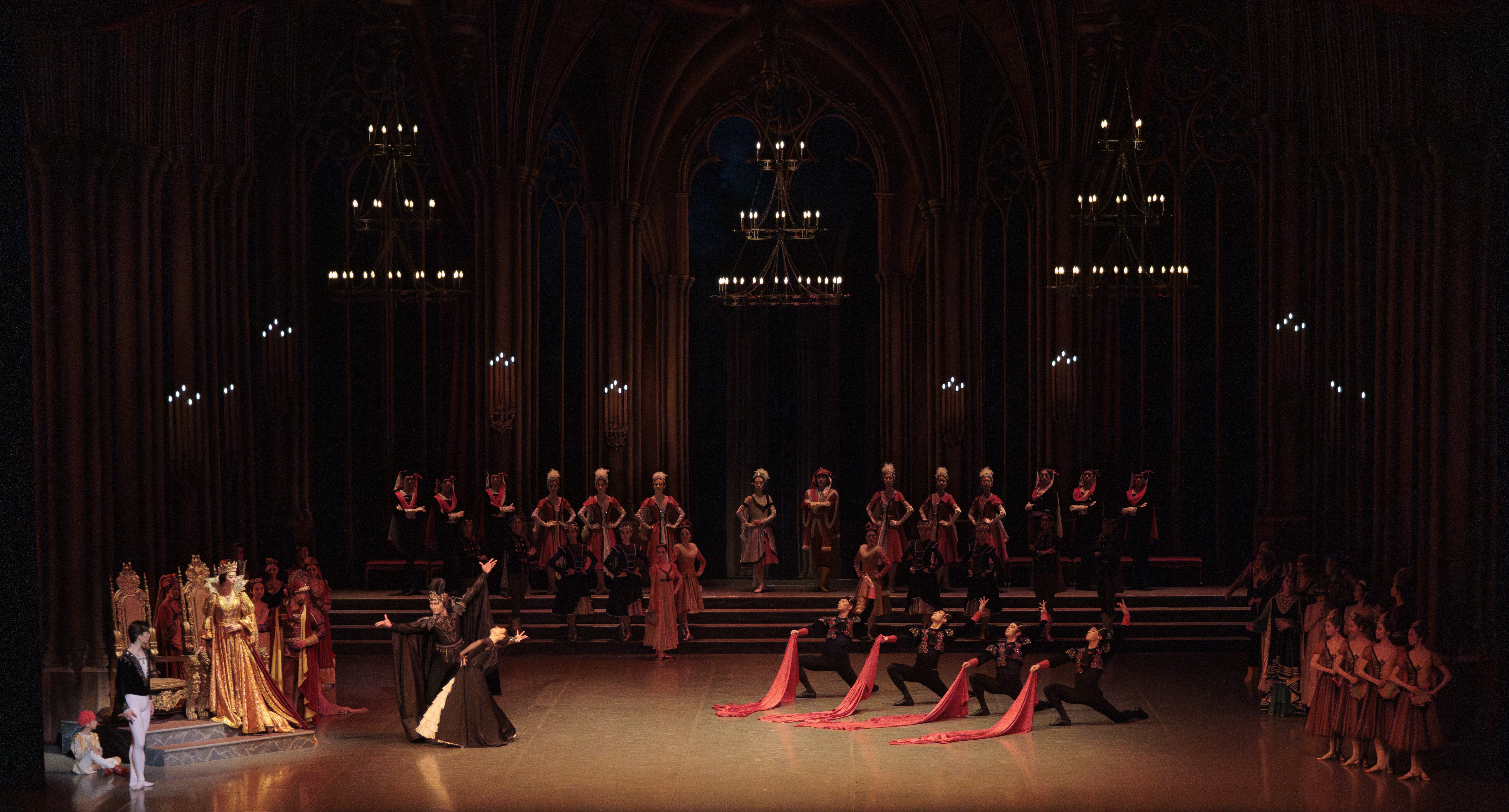 24-0427_swan lake act3_Eriko Nakajima_Ryunosuke Ubukata_1310_photo Koujiro Yoshikawa.jpg